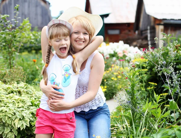 Moeder en dochter tuinieren samen — Stockfoto