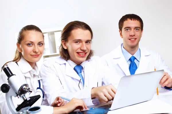 Jovens médicos no trabalho — Fotografia de Stock