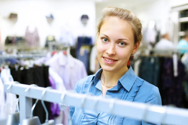 Mujer en una tienda comprando ropa —  Fotos de Stock