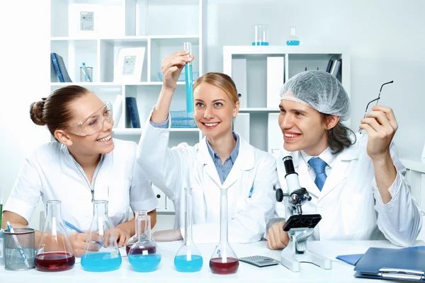 Jovens cientistas que trabalham em laboratório — Fotografia de Stock