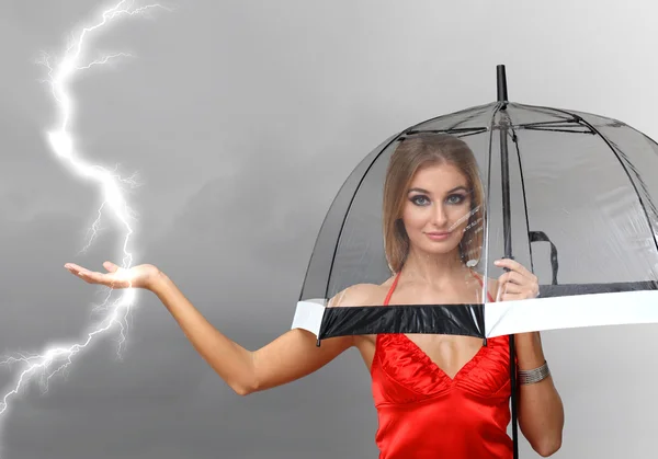 若い可愛い傘を持つ女性 — ストック写真