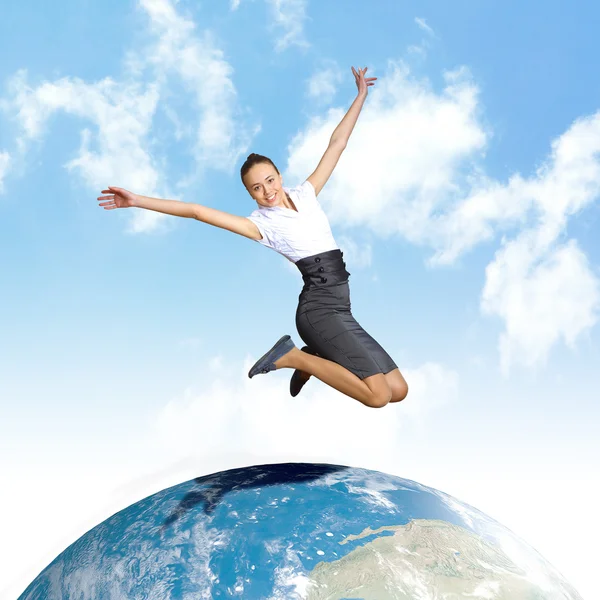 점프 하는 젊은 여자와 우리의 지구 — 스톡 사진