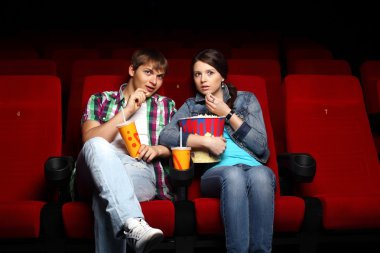 genç bir çift sinemada film izlemek
