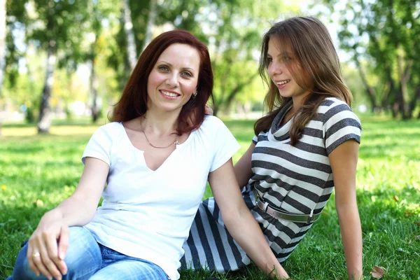 Moeder met haar dochter in zomer park — Stockfoto