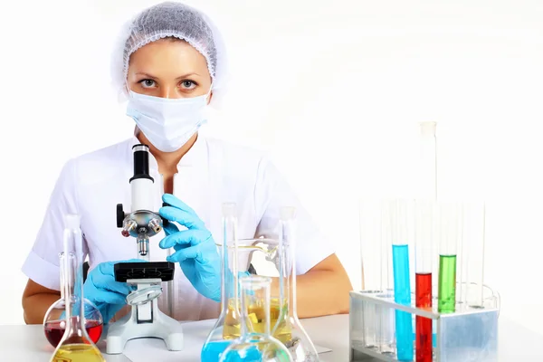 在化学实验室中的女性科学家 — 图库照片