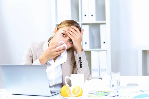 Con raffreddore e influenza sul posto di lavoro — Foto Stock
