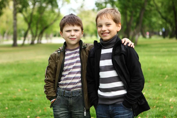 Αγόρι με ένα φίλο στο πράσινο πάρκο — Φωτογραφία Αρχείου