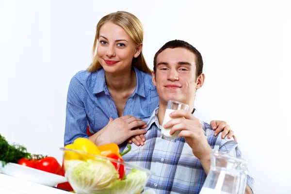 Husband and wife together coooking at home — Stock Photo, Image