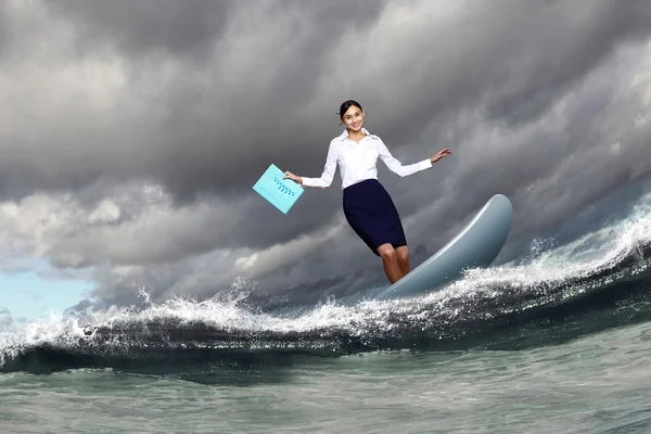 Empresária surfando nas ondas do mar — Fotografia de Stock