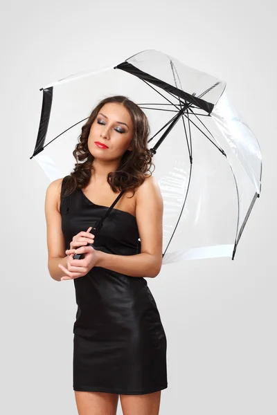 Vrouw in zwart jurk met paraplu — Stockfoto