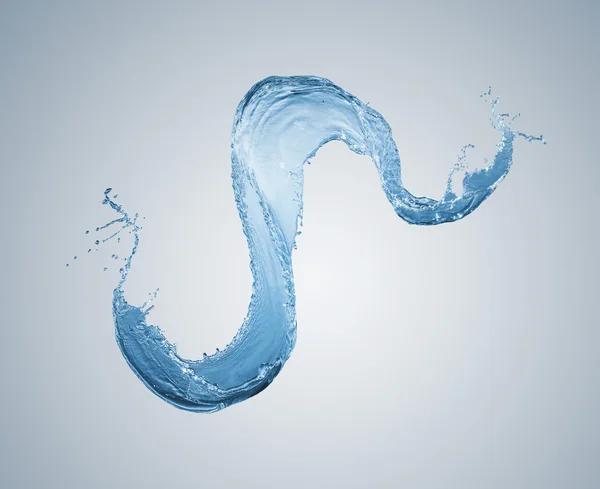 Wasser spritzt vor hellblauem Hintergrund — Stockfoto