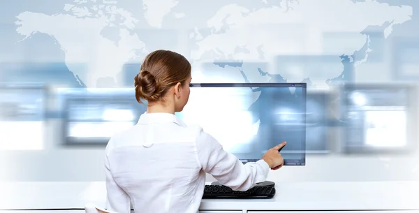Geschäftsfrau arbeitet mit virtuellen digitalen Bildschirmen — Stockfoto
