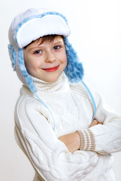 Kid in winter slijtage tegen witte achtergrond — Stockfoto