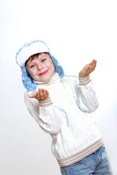 Ребенок в зимней одежде на белом фоне — стоковое фото