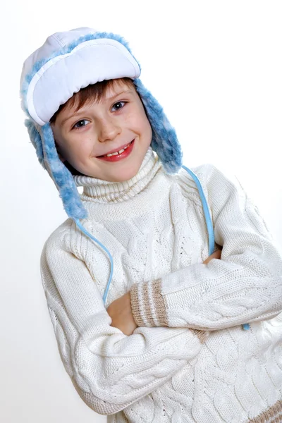Kid i vinter slitage mot vit bakgrund — Stockfoto