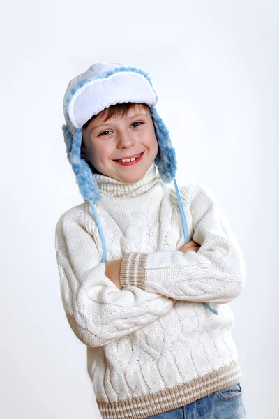 Niño en invierno desgaste contra fondo blanco —  Fotos de Stock