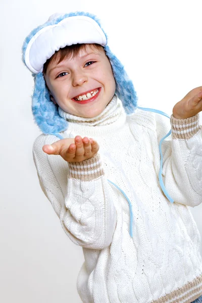 Niño en invierno desgaste contra fondo blanco — Foto de Stock