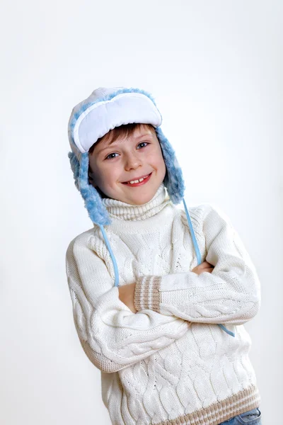 Kind in Winterkleidung vor weißem Hintergrund — Stockfoto