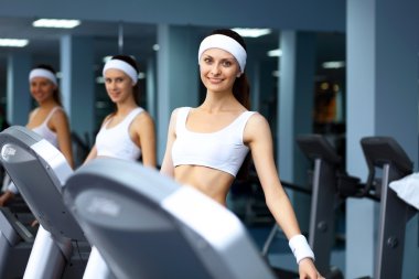 spor salonunda spor yaparken spor giyim kadın