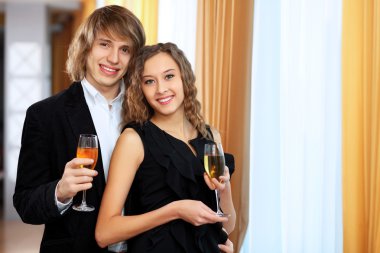 iki şampanya ile bir lokantada