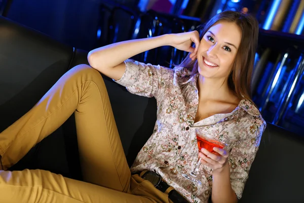 Attractive woman in night club with a drink — Stock Photo, Image