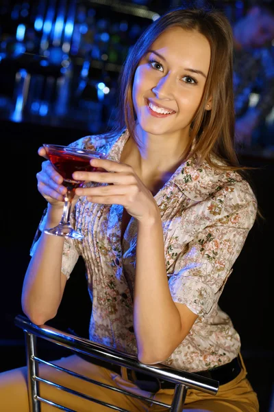 Ελκυστική γυναίκα σε νυχτερινό κέντρο με ένα ποτό — Φωτογραφία Αρχείου