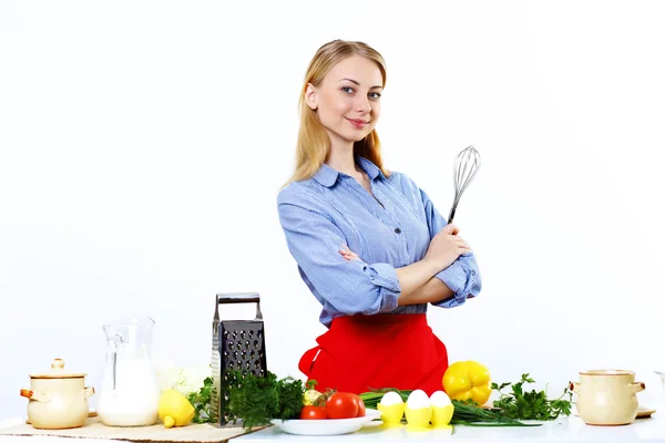 Жінка готує свіжу їжу вдома — стокове фото