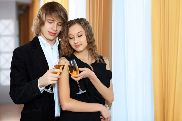 Par i en restaurang med champagne — Stockfoto