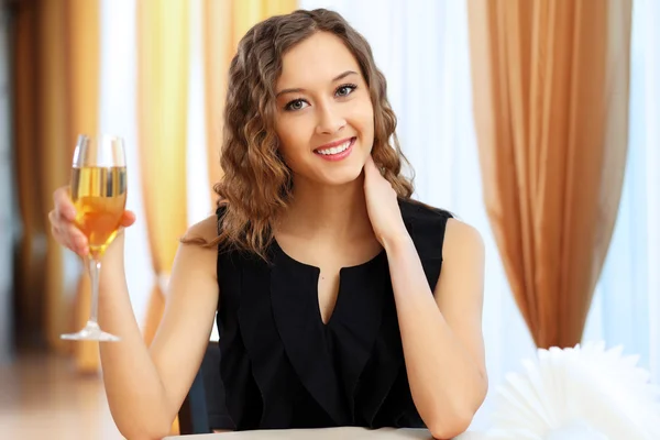Unga vackra kvinnan sitter i restaurangen — Stockfoto