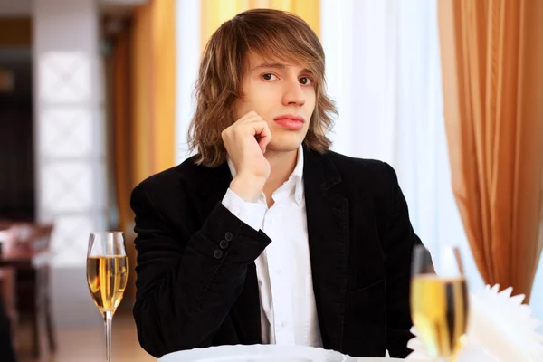 Όμορφος νεαρός κάθεται στο εστιατόριο — Φωτογραφία Αρχείου