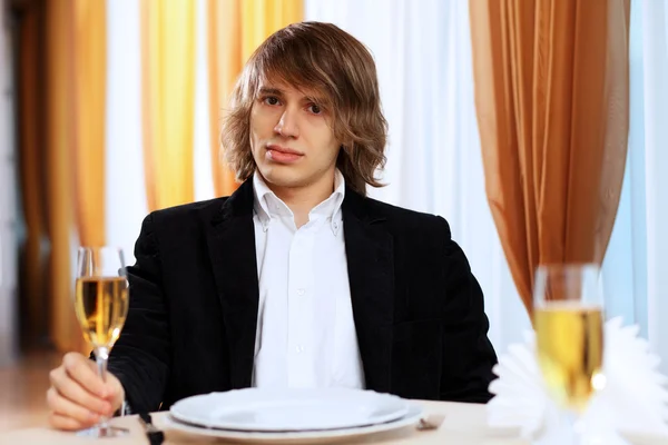 Giovane bell'uomo seduto nel ristorante — Foto Stock