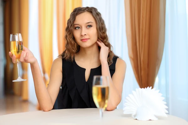 年轻漂亮的女人坐在餐厅 — 图库照片