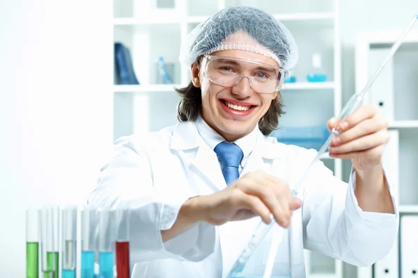 Young scientist working in laboratory — Stock Photo, Image