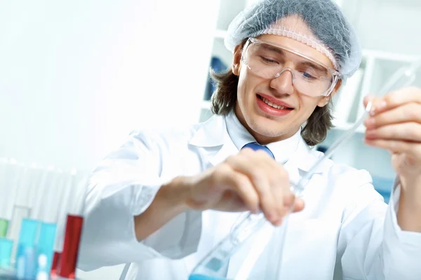 Giovane scienziato che lavora in laboratorio — Foto Stock