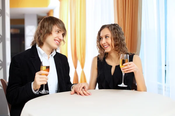 Paar in einem Restaurant mit Champagner — Stockfoto
