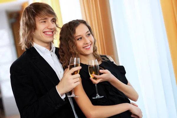 Casal em um restaurante com champanhe — Fotografia de Stock