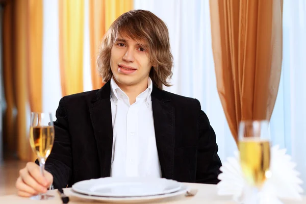 Joven hombre guapo sentado en el restaurante — Foto de Stock