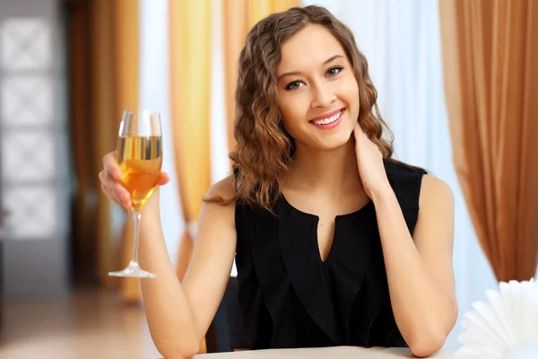 Fiatal, csinos nő ül az étteremben — Stock Fotó