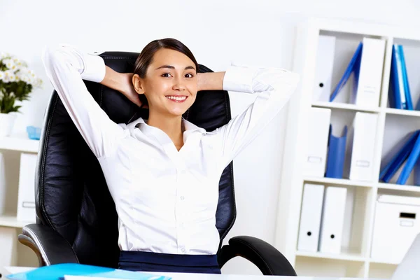 Jovem mulher em negócios desgaste no escritório — Fotografia de Stock