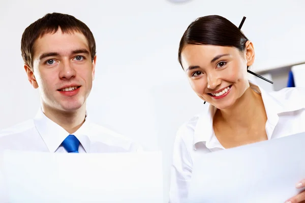 Twee jonge business medewerker in office — Stockfoto
