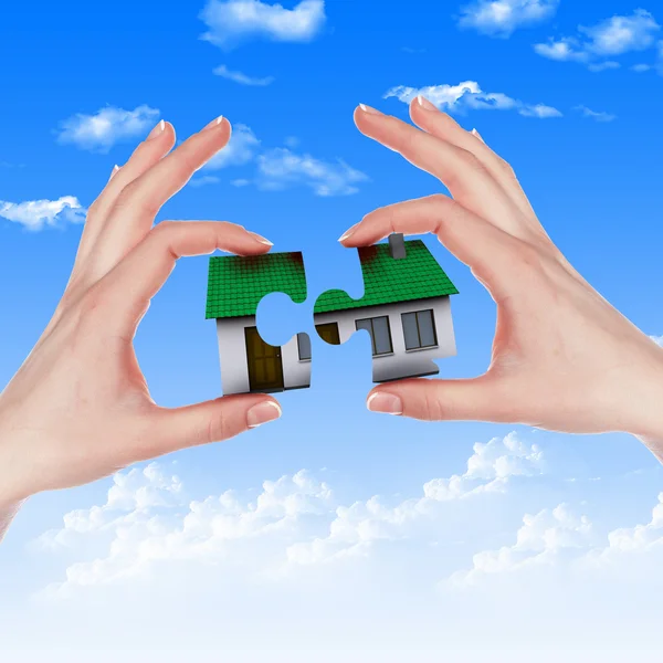 Ház és emberi kéz ellen kék ég — Stock Fotó