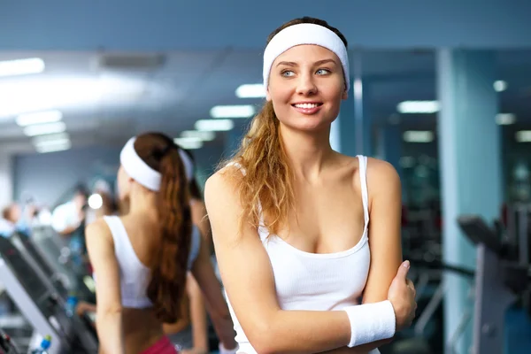 做体育在健身房的运动服饰的女人 — 图库照片