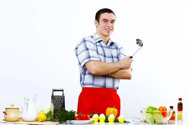 Άνθρωπος μαγείρεμα φρέσκο γεύμα στο σπίτι — Φωτογραφία Αρχείου