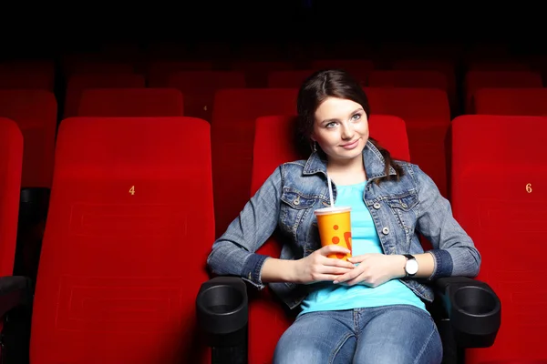 Νεαρό κορίτσι στον κινηματογράφο, παρακολουθώντας την ταινία — Φωτογραφία Αρχείου