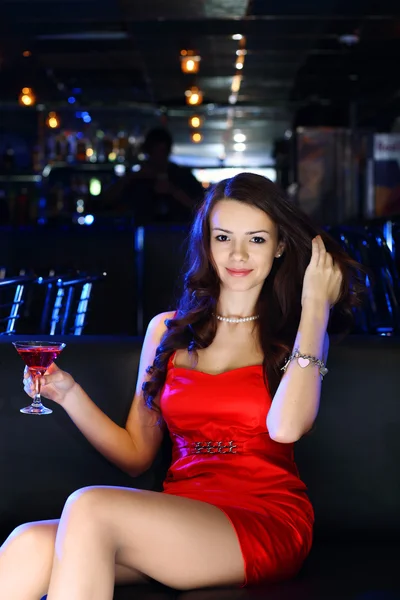 음료와 함께 나이트 클럽에서 매력적인 여자 — 스톡 사진