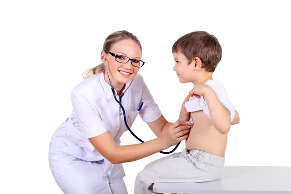 Arts in medisch onderzoek doet om een kind — Stockfoto
