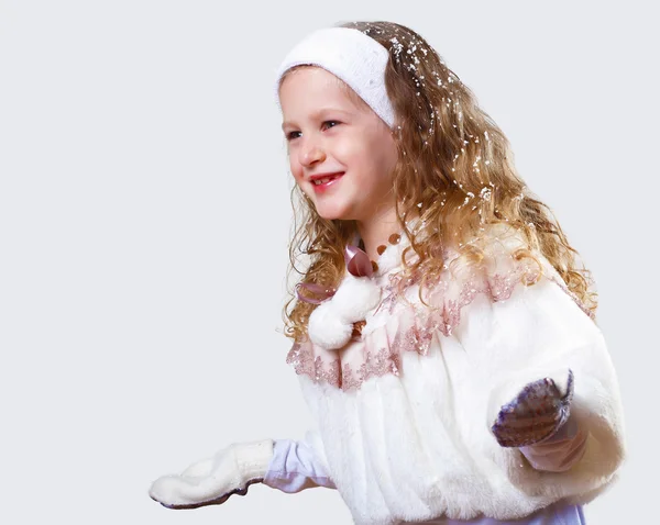 Милая девочка в зимней одежде — стоковое фото