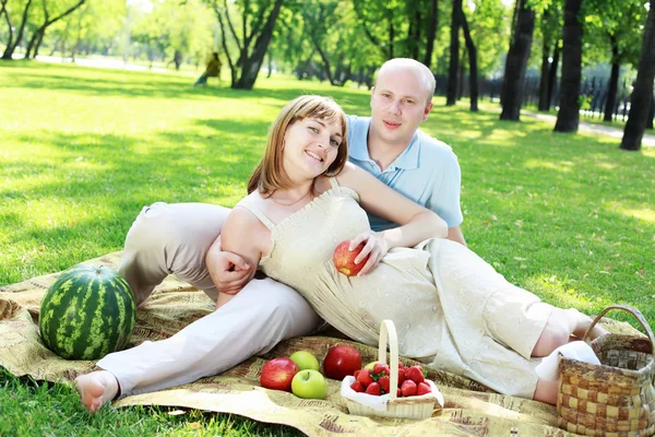 公園でピクニック中の若いカップルは — ストック写真