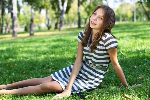 Młoda kobieta w letnim parku — Zdjęcie stockowe