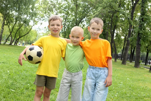 Tre pojkar i parken — Stockfoto